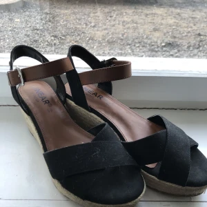 Skor till salu - Säljer nu dessa underbart fina klackar då dom är för små för mig. Dom är i storlek 36 & har använt dom fåtal gånger.