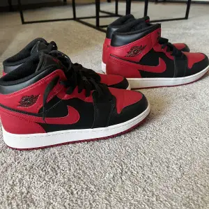 Jag säljer två Air Jordan 1 Mid ”banned” i strl 38,5 och 45! Väldigt bra skick! Box finns till båda! Skriv vid  intresse!🤍 säljer dessa enskilt!  1800kr för de mindre och de större för 1600kr  Frakt tillkommer!