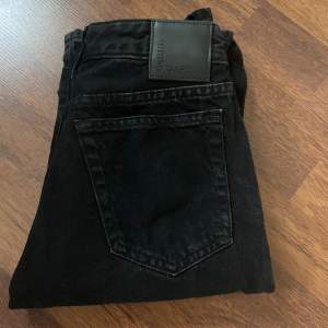 Svarta Lågmidjade jeans från Carlings. Använd fåtal gånger, därav säljning då de inte används.🫶🏽🫶🏽