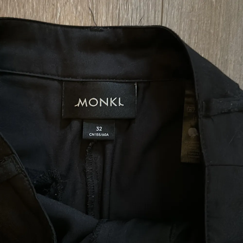 Svarta satin cargo byxor från monki Strl 32 +frakt . Jeans & Byxor.