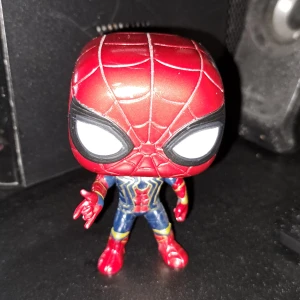 Spider-man funko pop - Spider-man funko pop med studsande huvud. Ca 10 cm hög.