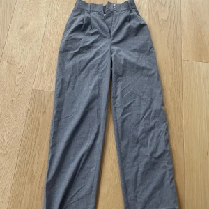 Grå kostymbyxor  - Gråa kostymbyxor från HM jag har lagt ner dem så dem är längre än de var när de köptes. 