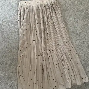 Superfin lång kjol från NA-KD. Den är helt oanvänd och ca 2 år gammal så finns inte på deras hemsida tyvärr. Skriv privat för fler bilder 💕  Köpte för 399