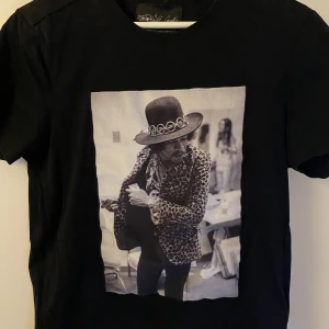 Limitato t-shirt  - Säljer min snygga limitato t-shirt då jag växt ut den. Storleken är S men den funkar även på de som har storlek M. Mycket fint skick och inga defekter 