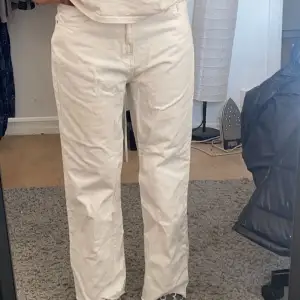 Säljer dessa jätte fina vita byxor då de tyvärr bara kom till användning två gånger. De är i superfint skicka och har inte några fläckar💞