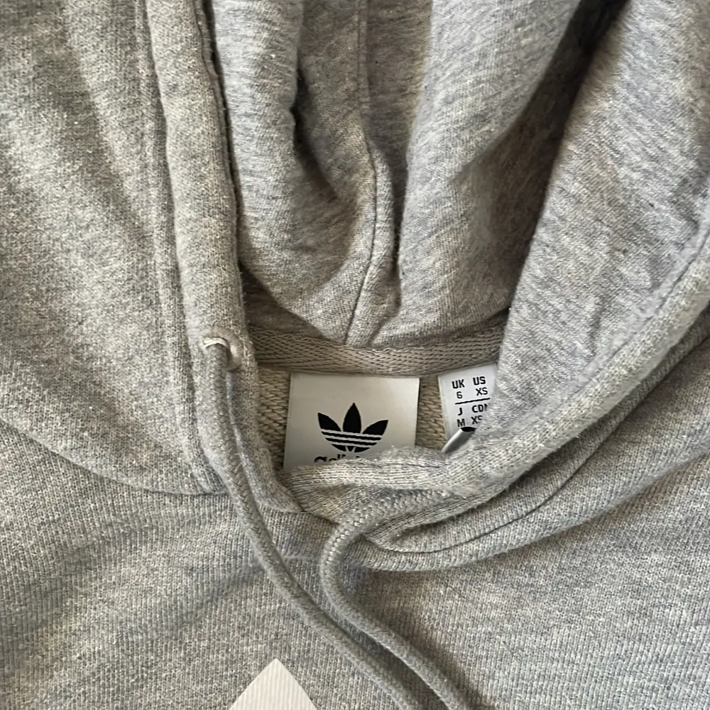 Grå adidas tröja, bra kvalitet  XS men sitter om en S. Hoodies.