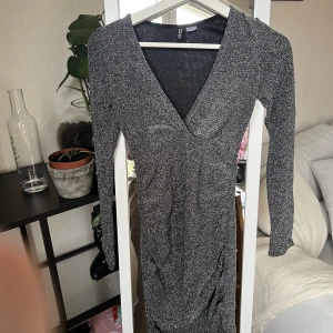 Glitterklänning - Kortklänning. Nyskick. 