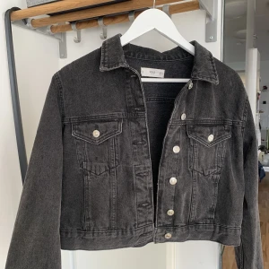 Jeansjacka från Mango i croppad/kort modell - Jeansjacka i färgen svart/grå från Mango Storlek small Knappt använd så i väldigt fint skick