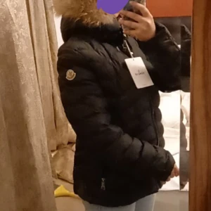 Monclear jacka - Kopia Utan lappen (använd) Litet hål nere på vänster sida men det går att sy ihop. Rött typ på insidan 