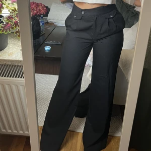 Långa kostymbyxor - Randiga. Liten i storleken, passar S-M Bra skick. 