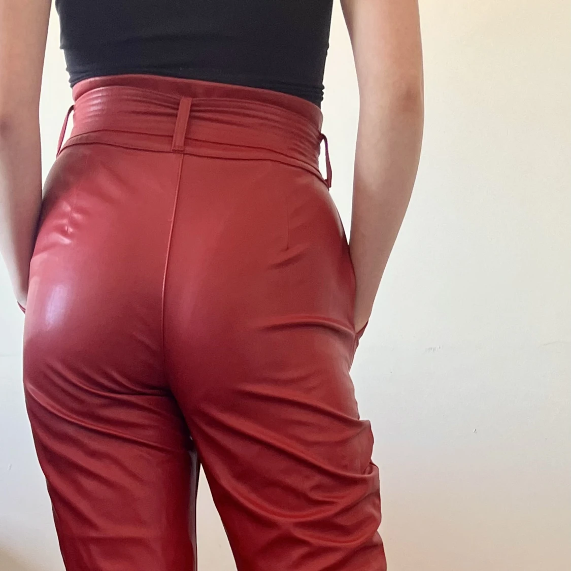 Röda läderbyxor  - 90