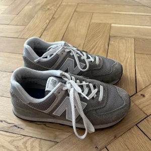 New Balance 574 - New Balance 574 sneakers! Väldigt sparsamt använda så i jättebra skick💋