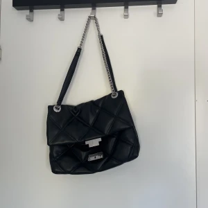 Väska  - Fin väska köpt från någon butik i Polen! ⭐️💗Använder inte då jag har många andra väskor. Frakten ingår i priset🥰