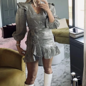 Adoore klänning glittrig  - Säljer denna fest klänning från Adoore. Använd 2 gånger. 