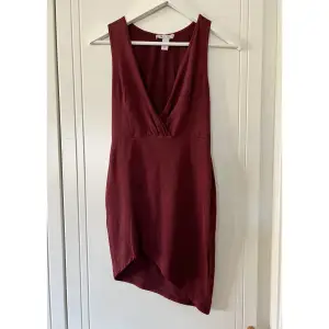 Jättefin vinröd klänning i storlek S! 🌸