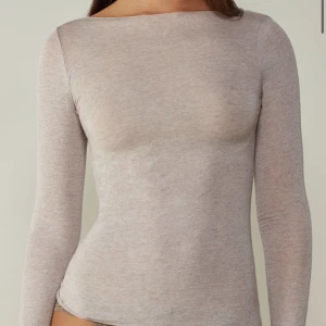 Byta intimissimi! - Jag har denna otroligt fina intimissimi tröja i nude färgen i storlek S men skulle vilja byta mot en vit intimissimi i storlek S. Endast använd ca 5 gånger så är i mycket bra skick!