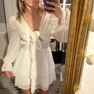 superfin klänning 🤍 - storlek s, från shein (därav priset). skulle använt på studenten men kom bara till användning en kort tid under min mottagning 🤍 frakt tillkommer. försten till kvarn 