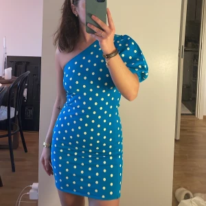 Klänning - Säljer denna klänningen från Zara som jag köpte sommaren 2021. Har aldrig använt denna skönhet pga storleken. Framhäver verkligen dina former. 