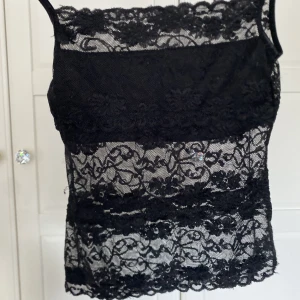 Genomskinligt linne  - Täcker över brösten  Den är förmodligen i Xs men funkar även i S och inte så tight 