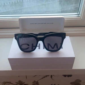 Chimi - Säljer mina chimi i modellen 005 och färg Berry. Kommer inte längre till användning. Väldigt sparsamt använda. Hade kunnat byta mot ett par bruna eller gröna 04. Köpta för 1100 Mitt pris 500💓