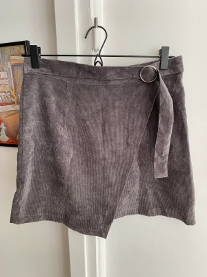 Kort kjol  - Kort kjol i ”tunnare” Manchester tyg.