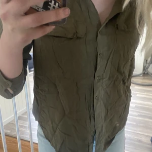 Grön skjorta  - Gör mig av med lite kläder💕 Fint skick och endast använd 1 gång. Jag är 160 och xs/34 i storlek. Köparen står för frakt och jag kan även mötas upp.