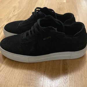 Axel Arigato Skor  - 3 månader gamla Axel arigato skor i jättebra skick köpta för 2300 kr 