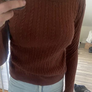 🫶🏼 - Gör mig av med lite kläder💕 Ett tråkigt hål på framsidan av tröjan men det borde lätt gå att fixa  Jag är 160 och xs/34 i storlek. Köparen står för frakt och jag kan även mötas upp.