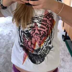 T-shirt  - T-shirt min mamma köpte till mig när hon var ute och reste i England. Vet tyvärr inte vart den är ifrån då det inte står kvar. Bra i skick då jag nästan aldrig andvänd den och väldigt fin på 👌