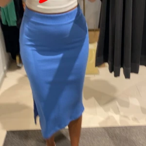 Lång kjol - Ribbad långkjol från Kappahl, använd ett fåtal gånger. Jätte bra skick🙌🏼storlek Xs men passar bra på mig som är S/m då den är stretchig! 