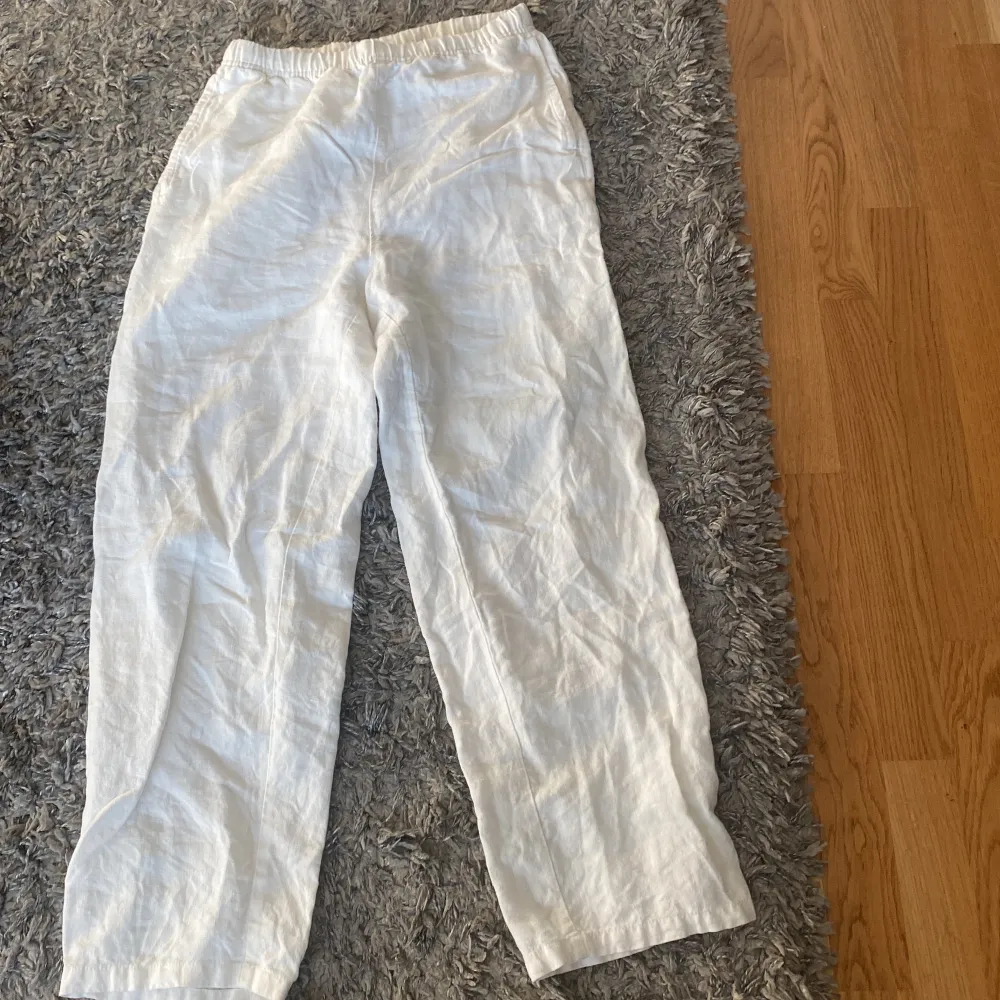 Säljer mina vita linnebyxor från weekday, nästan helt oanvända som slutats tillverkas.. Jeans & Byxor.