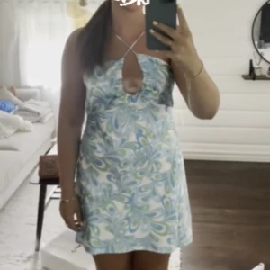 Klänning - Jättefin klänning från Gina tricot. Bilderna är lite suddiga pga att det är min syster som har tagit dem och skickat till mig. Aldrig använd bara provad💗 lappen är borta så vet ej stl men jag tror det är stl L men den är väldigt liten i stl och kort.