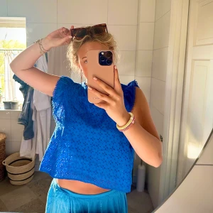 Blå topp från zara - Sjukt snygg blå topp från zara med öppen rygg💖helt perfekt nu till sommaren!!!☀️☀️storlek M men passar allt mellan xs-m skulle ja säga💖