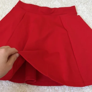 NEW IN KJOL - En riktigt snygg kjol, passar utmärkt för en utekväll med någon snygg topp upptill eller så kan man också klä ner med en basic T-shirt👌🏽🌸