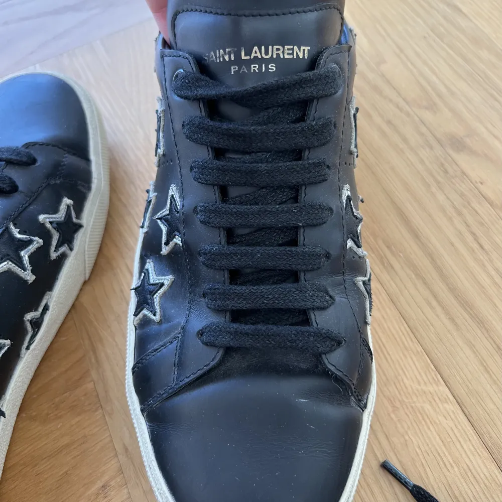 Svarta saint Laurent sneakers i storlek 40, men dom passar även mig som är storlek 39. Kvitto och äktighetsbevis finns och nya skosnören ingår. Väldigt bra skick!. Skor.