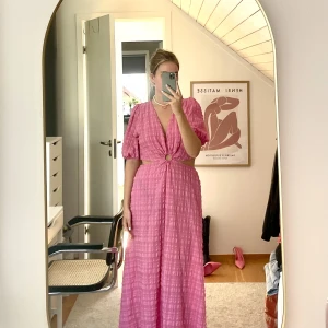 Klänning - Oanvänd klänning ifrån Bianca ingrossos kollektion med ginatricot! Superfint men tyvärr lite stor för mig