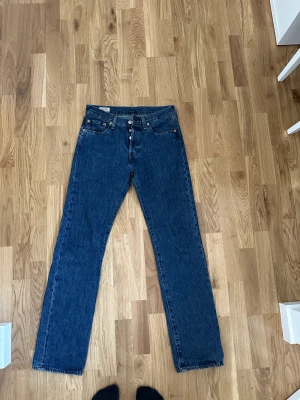Levis jeans - Low waist levis jeans i mörkblå tvätt, nysick 