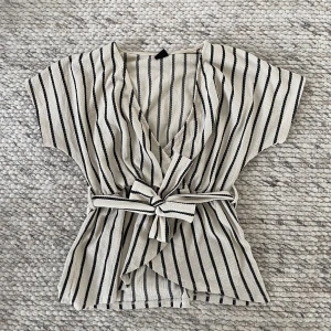 Blus  - Blus med knytdetaljd. 