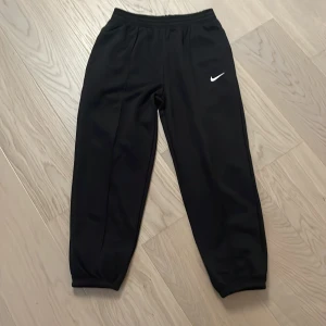 Nike Sweatpants - Köpte några veckor sen men knappt använda. Passar ej så det är därför jag säljer de. Storleken är L men passar som M. Pris kan diskuteras vid snabbt köp.