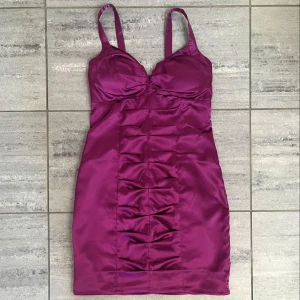 y2k rosalila festklänning 💗 - säljer klänningen då den är för liten. 2000s klänning i bra skick. passar perfekt när du behöver något uppklätt. 🌸köptes från början för 450kr