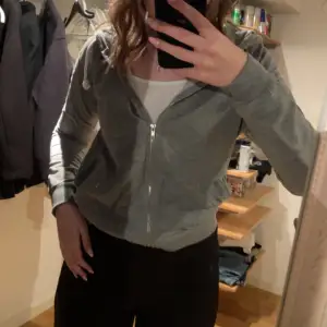 Grå zip Hoodie med dragkedja och snören samt fickor. Säljs för 70+frakt. Storlek S 