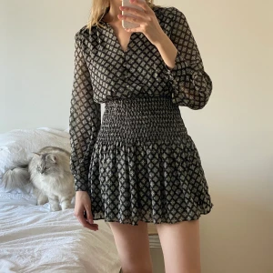 Zara klänning - Säljer en klänning från Zara i storlek XS! Nypris är 399, finns inte längre på hemsidan ❤️ Superbra skick! 