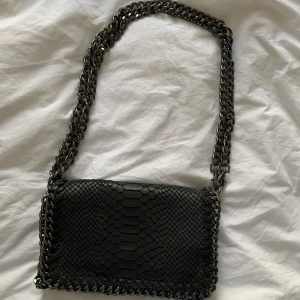 SVART VÄSKA - En jätte fin väska som är helt oanvänd och säljs för 100kr+frakt💕