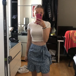 Blå blommig kjol  - Jag säljer min fina blåa blommiga kjol i storlek xs/34💗💗