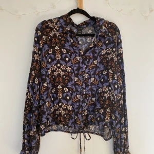 Mönstrad oversized skjorta - Supersnygg mönstrad skjorta från Lindex. Skjortan är i modellen oversized, med ett litet dragsnöre som gör att skjortan sitter sådär puffigt och snyggt utan att behöva stoppas in i byxorna!