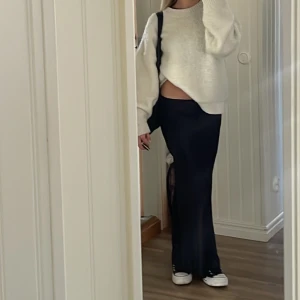 satin maxi kjol - lååång maxi kjol i satin. använd en gång. från topshop, nypris 520kr. pris kan diskuteras  