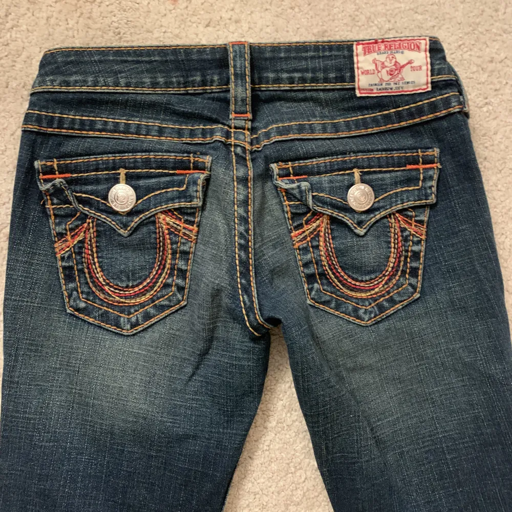 Säljer dessa true religon jeans för de är för små på mig skulle säga att dom är strl 34. Dom är utsvängada nere. Skriv för frågor!❤️ (har inga bilder på då de är för små) . Jeans & Byxor.