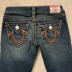 Säljer dessa true religon jeans för de är för små på mig skulle säga att dom är strl 34. Dom är utsvängada nere. Skriv för frågor!❤️ (har inga bilder på då de är för små) 