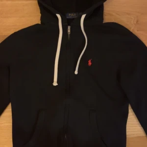 Polo Ralph lauren zip hoodie xs - Säljer nu min snygga Polo Ralph lauren zip hoodie i storleken Xs i män. Hoodien är i riktigt bra skick och är köpt från zalando för 1800kr, kvitto finns. Fraktar bara, skriv ifall ni har några funderingar. 