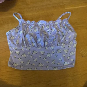 Sommar topp - Jag säljer en till sommar topp som är perfekt till sommaren. Säljer denna för att den inte passar mig den är i nyskick och har knappt andvänt den. 